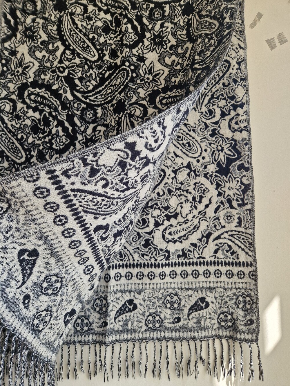 Elegant Paisley Throw Blanket — Black & White